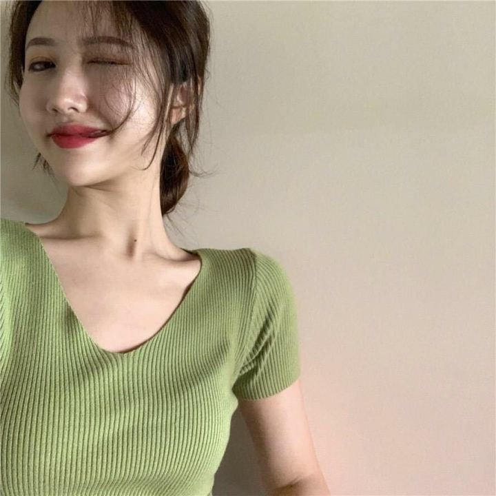 เสื้อถักคอวีแขนสั้นสำหรับผู้หญิง-ใหม่2023เข้ารูปพอดีสไตล์เกาหลีสีทึบเสื้ออเนกประสงค์สำหรับฤดูร้อน