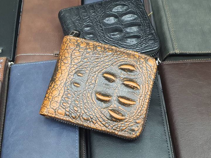 กระเป๋าสตางค์-กระเป๋าผู้ชาย-ลายหนังจรเข้-ส่วนหลัง-crocodile-wallet-bag-ส่งไวจากไทย