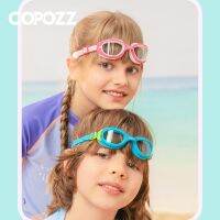 COPOZZ แว่นตาว่ายน้ำสำหรับเด็กมืออาชีพแว่นตาว่ายน้ำสีสันสดใสแก้วน้ำป้องกันรังสียูวีสำหรับเด็กผู้ชายและเด็กผู้หญิง