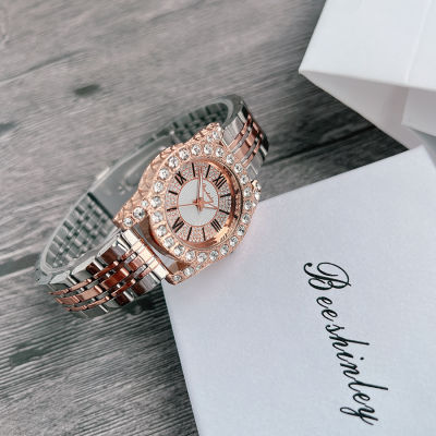 นาฬิกาผู้หญิงแฟชั่นยอดนิยม นาฬิกาข้อมือสายเหล็กผู้หญิงแบบอักษรโรมันหรูหราเบาๆนาฬิกาข้อมือผู้หญิงที่ทำด้วยมือประดับเพชร rhinestone