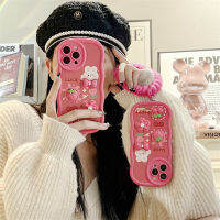 เคสสตรอเบอร์รี่กระต่ายสเตอริโอสำหรับ iPhone14ProMax เคสซิลิโคนสีชมพูสำหรับ iPhone13 สร้อยข้อมือ Plush สำหรับ iPhone12 เคสตุ๊กตาน่ารักสำหรับ iPhone11 เคสโทรศัพท์แฟชั่นขอบคลื่นสำหรับ iPhone xs