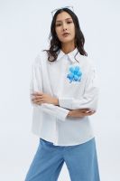 ESP เสื้อเชิ้ตทรงโอเวอร์ไซส์แต่งดอกไม้ ผู้หญิง สีขาว | Oversized Shirt with Pop-up Flower | 5770