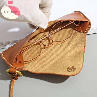 LYGJZC หนังพียู ตัวจัดระเบียบแว่นกันแดด สีทึบทึบ ป้องกันการสูญหาย กระเป๋าใส่แว่นตา แบบพกพาได้ คอห้อยคอ แว่นกันแดดกระเป๋าถุง สำหรับผู้ชาย