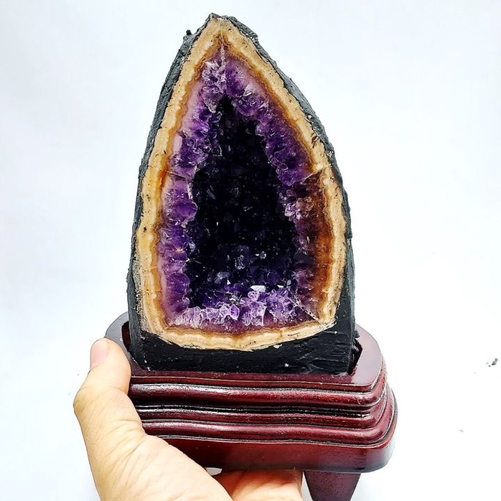 โพรงอเมทิสต์-amethyst-geode-ขนาดเล็ก-2-7kg-เสริมฮวงจุ้ย-ด้านการเงิน-การงาน-ความสำเร็จ-ช่วยเรื่องสมาธิ-และการนอน