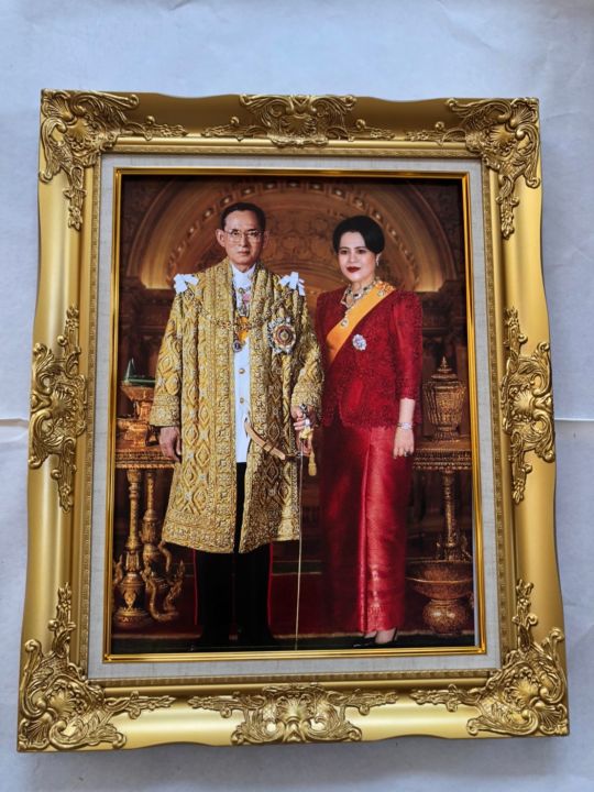 กรอบรูปหลุยส์รัชกาลที่-9-คู่ราชินี-กรอบรูปขนาด-21x26-นิ้ว-ภาพมงคล-เสริมฮวงจุ้ย-ตกแต่งบ้าน-ของขวัญ-ของที่ระลึก