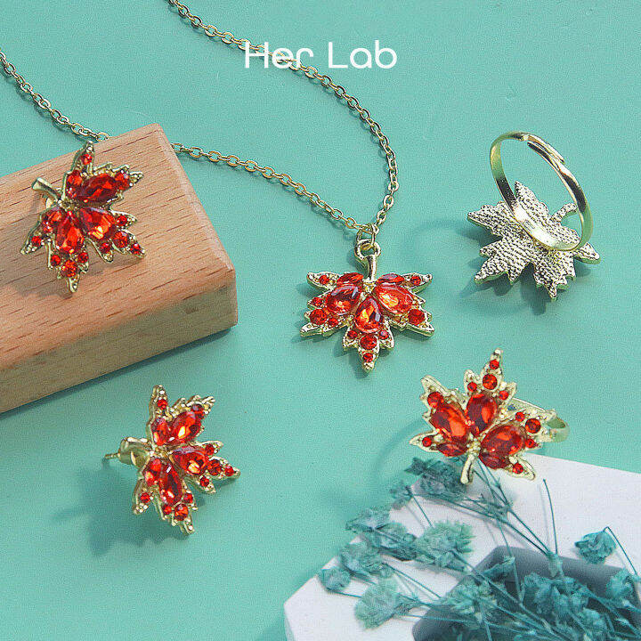 Her Lab Jewelry (สามแบบจะถูกส่งแบบสุ่ม) ต่างหูใบเมเปิลสีแดงใหม่ทอง18K