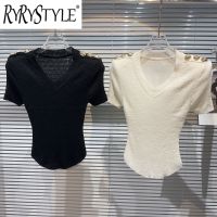 RYRYSTYLE เสื้อยืดถักคอวีแนววินเทจใหม่ป้ายติดไหล่เข้ารูปพอดีแขนสั้นของผู้หญิงเผ็ด