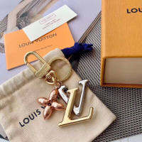 HOT”【พร้อมกล่องของขวัญ】 Car Key Pendant Keychain Female Cute Bag Pendants Rose Gold Trend Jewelry