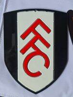 Fulham โลโก้ฟูลัม  แบบแขวน วัสดุเหล็กตัดเลเซอร์ ขนาดสเกล ความยาว18 cmขนาดพกพาทำสีเหมือนจริงติดตั้งใด้ทั้งภายในภายนอกทนแดดทนฝนไม่เป็นสนิม