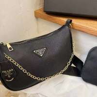 กระเป๋าสะพายผู้หญิงใหม่ล่าสุด  เป็น หนังSaffiano  รุ่น leather shoulder bag Size 9” ทั้งใบ สีดำตัดกับอะไหล่ทอง