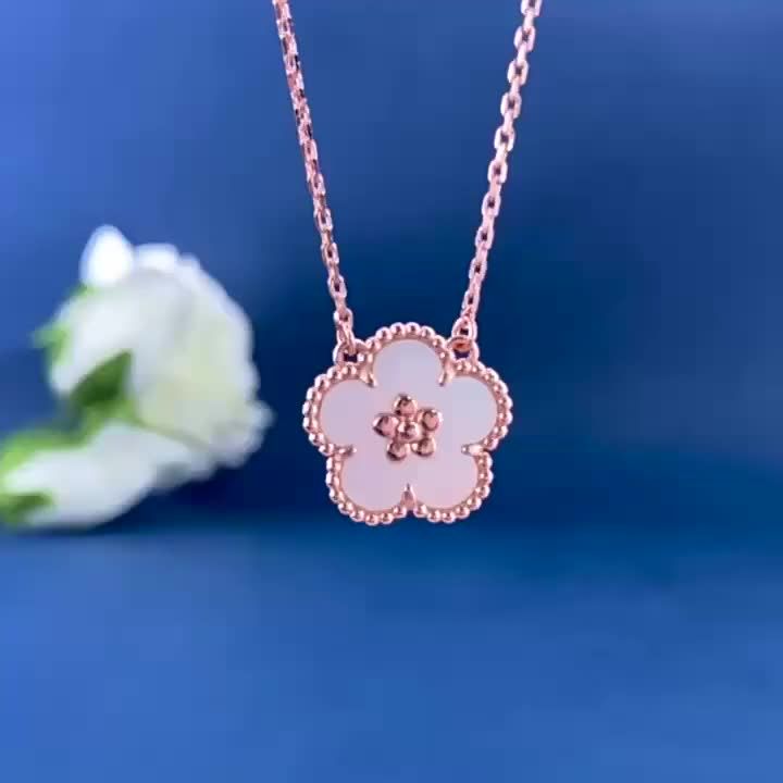 Vintage Sweet Cool Natural Shell Flower Pendant Necklace Girls Cute Plum Blossom  Charms Necklace for Women Fashion Jewelry 2023