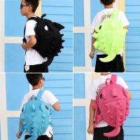 Kids Fashion Bags กระเป๋าเป้สะพายหลังกระเป๋านักเรียนเด็กไดโนเสาร์เวอร์ชั่นเกาหลี 2022 กระเป๋าเป้สะพายหลังสไตล์ใหม่การ์ตูนอะนิเมะอนุบาล กระเป๋านักเรียนชายและหญิง 【QYUE】