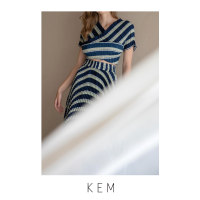 Kemissara Pleated wrap crop top Navy Stripes เสื้อพลีตผู้หญิงโทนสีนํ้าเงิน