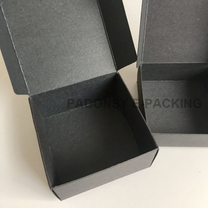 กล่องกล่องกระดาษของชำร่วยบรรจุภัณฑ์ของขวัญคริสต์มาสกล่องใส่ของขวัญปีใหม่50ชิ้นกล่องกระดาษคราฟท์สีดำ