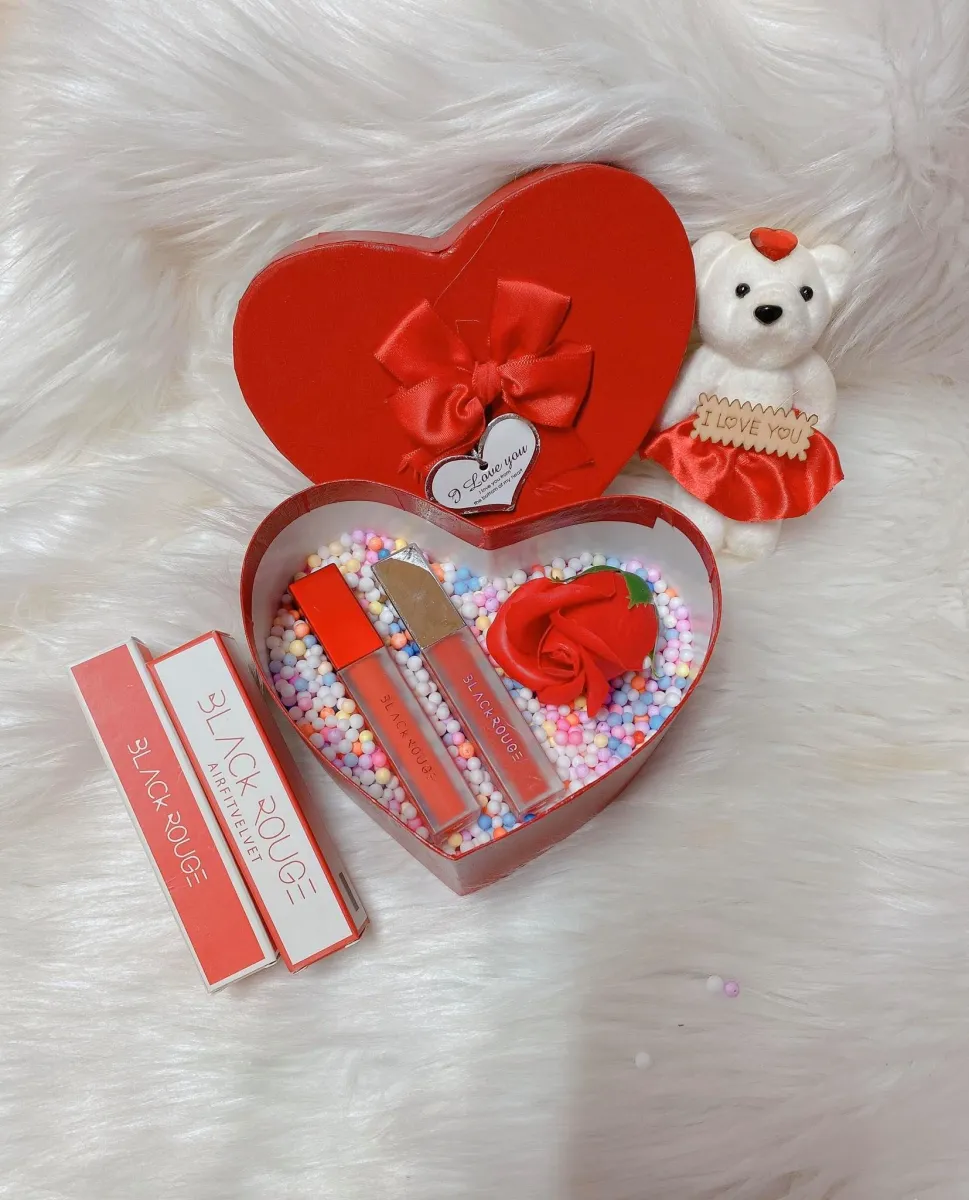 Bạn đang băn khoăn tìm một hộp quà tặng đầy ý nghĩa cho bạn gái của mình dịp Valentine? Hãy cùng xem những hộp quà tặng sang trọng, đặc sắc trên ảnh liên quan đến từ khóa này để tìm kiếm ý tưởng.