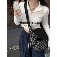 กระเป๋าสะพายข้างผู้หญิง YOHOO! Cool Texture Grey Black Chessboard Crossbody Bag Men And Women S One-Shoulder Canvas Bag กระเป๋านักเรียน