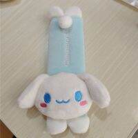 Sanrio หมอนหนุนศรีษะสำหรับคอรถผ้ากำมะหยี่ลายอะนิเมะ Cinnamoroll อุปกรณ์เสริมรถยนต์ Kawaii Plushie เข็มขัดนิรภัยของขวัญป้องกันไหล่