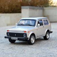 1/32 Lada Niva โมเดลรถโลหะผสมรถคลาสสิกแบบหล่อขึ้นรูปโลหะรถของเล่นยานพาหนะแบบจำลองเสียงคอลเลกชันเด็ก