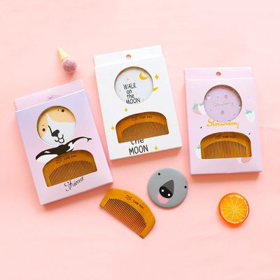 Mini Cute Pattern Fashion Design Travel Portable Makeup Mirror Ladies Carry-on Pocket Cosmetic Mirror with Small Wooden Comb Set Mirrors