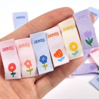 【LZ】✱₪  50pcs Flores Coloridas Bordados Etiquetas De Pano DIY Acessórios De Vestuário Handmade Suprimentos Costura Artesanato Saco Sapatos Tags 41x15mm