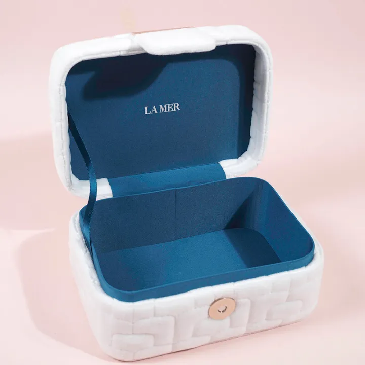 la-mer-beauty-pouch-cosmetic-white-bag-ลาแมร์-กระเป๋าใส่เครื่องสำอางทรงสี่เหลี่ยมสีขาวเรียบหรู