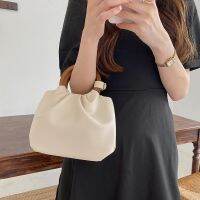 【hot seller】 wooden handle portable pleated cloud bag womens 2023 new niche all-match ins Messenger hand carry