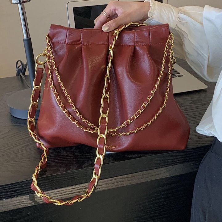 กระเป๋าสะพายไหล่จีบผู้หญิงออกแบบหนัง-pu-ยี่ห้อใหม่2023แบบเรียบง่ายกระเป๋าสะพายข้างห้อยโซ่มีความจุมากกระเป๋าทรงถังเทรนด์2023
