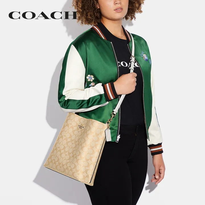 coach-กระเป๋าสะพายไหล่ผู้หญิงรุ่น-mollie-bucket-bag-in-signature-canvas-สีครีม-ca561-imdqc