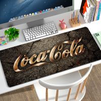 Mousepad ตู้เกมคอมพิวเตอร์ส่วนบุคคล Cocas Cola Mouse อุปกรณ์เสริมสำหรับเล่นเกม แผ่นรองพื้นเดสก์ท็อป แผ่นรองลื่นไถล Mausepad Mats คีย์บอร์ด Mausepad Xxl