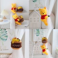 ส่งจากไทย? ตุ๊กตา หมีพูห์ โถน้ำผึ้ง Winnie the pooh ที่รัดผ้าม่าน สายรวบผ้าม่าน สายรัดเก็บผ้าม่าน doll พร็อบแต่งห้อง 29001