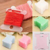 กระสวยด้ายพลาสติกแบบสุ่มสีสำหรับปักลายงานหัตถกรรมตกลายปักการ์ดแผ่นกระดานจับยึด100ชิ้น