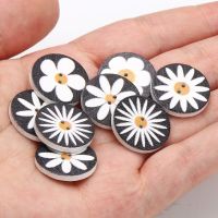 50pcs/lot 15/20/25mm Natural Wooden Round Flower Sewing Buttons For Clothing Decoration Scrapbook Diy Home Sewing Accessories Haberdashery