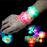 สายรัดข้อมือ มีไฟ LED ปรับขนาดได้ ของเล่นสำหรับเด็ก QC7311444