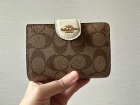 (ของแท้) Coach Medium Corner Zip Wallet in Signature Canvas