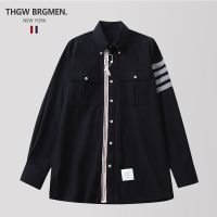 Thom Browne เสื้อแจ็กเก็ตแขนยาว TB ของแท้เสื้อ2023ผ้าฝ้ายผู้ชายแนวสตรีทสูงคลาสสิกใหม่ล่าสุดเสื้อเชิ๊ตสี่แถบผ้าคอตตอนใหม่ U.S.