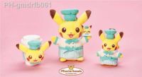 【LZ】☃❡  Original Pokemon Cafe Limitada Chef pastelaria doces Pikachu estatueta pelúcia brinquedo pelúcia Brinquedos recheados Presente de aniversário para Fhildren