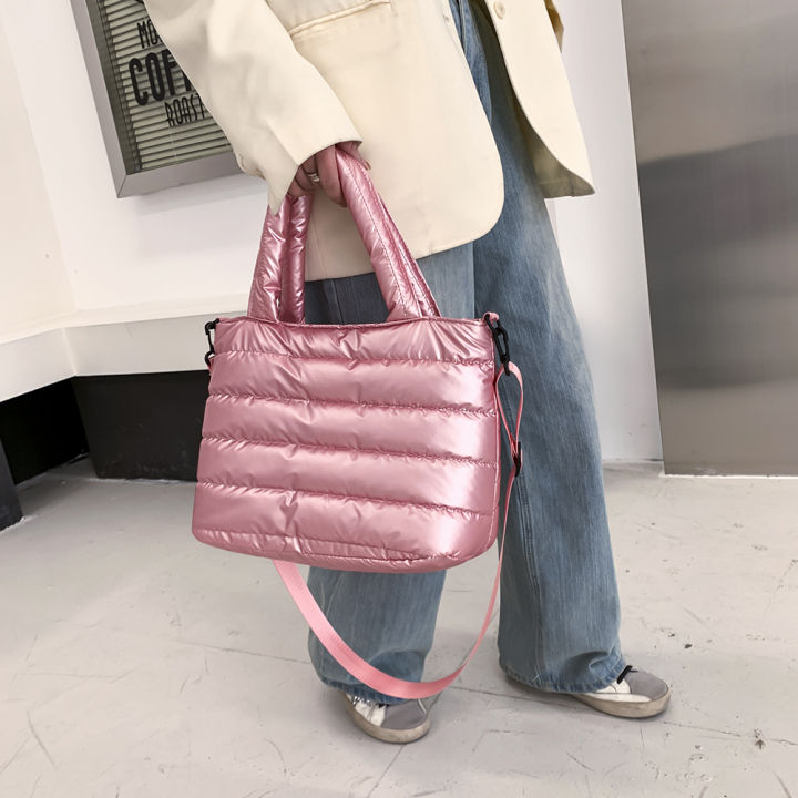 จัดส่งเร็ว-กระเป๋าถือด้ายไนลอนผู้หญิงสีเดียวแฟชั่นเกาหลีฤดูหนาวกระเป๋ามีที่จับ