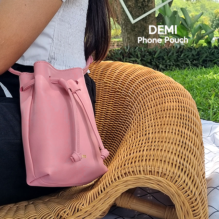 demi-เดมิ-phone-pouch-กระเป๋าใบเล็กสะพายข้าง-หนังแท้ทั้งใบ-อะไหล่สีทอง-สายปรับได้-110-120-ซม-กระเป๋ามินิมอล-กระเป๋าใส่มือถือ-กระเป๋าสะพายหนัง