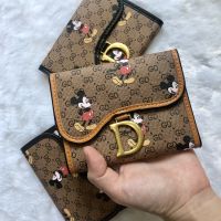 ❤พร้อมส่ง❤ HENGHENG1 ?GD WALLET? กระเป๋าใส่สตางค์✨ กระเป๋าสตางค์ลายมิกกี้เมาส์ สวย เรียบหรูดูดี พรีเมี่ยม อะไหล่สีทอง ?มีให้เลือก 3 ส