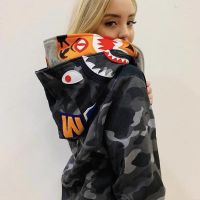 BAPE เสื้อสเวตเตอร์ถักสำหรับผู้ชายทรงหลวมมีฮู้ดคู่หัวเสือฉลามลายพรางแบรนด์ญี่ปุ่น