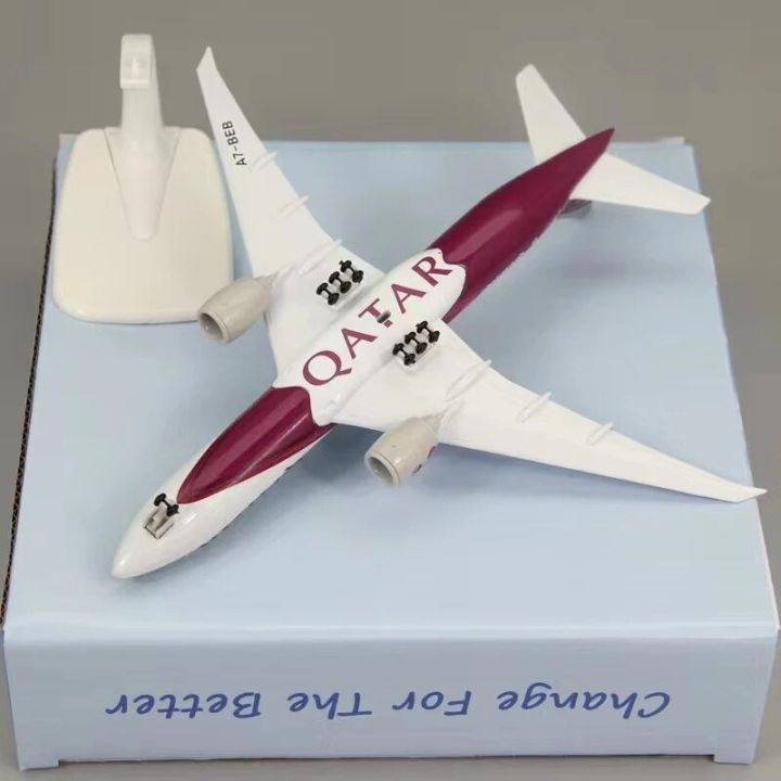 เครื่องบินโบอิ้งกาตาร์แอร์เวย์อัลลอยด์-b777-777เครื่องบินจำลองหล่อขึ้นรูปแบบจำลองเครื่องบินเครื่องบินมีล้อชุดเกียร์ลงจอด20ซม