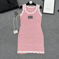 เสื้อคาร์ดิแกน Miu ทรง2023สีชมพูสีดำสำหรับฤดูใบไม้ผลิและฤดูใบไม้ร่วงใหม่โลโก้พลอยเทียมสวยงามลดอายุของฝรั่งเศสชุดกระโปรงเสื้อกล้ามไร้แขนกระโปรงสะโพกเสื้อนอกชุดชั้นในอินเทรนด์เสื้อโค้ทเปิดเสื้อสเวตเตอร์ภูเขา