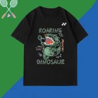 YONEX เสื้อยืดลายวัฒนธรรมแบดมินตัน "Graffiti Dinosaur Letter" เสื้อยืดแขนสั้นพิมพ์ลาย Unisex INS แบรนด์แฟชั่นเสื้อชุดหน้าร้อนแขนสามส่วนเกาหลี