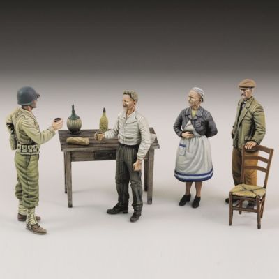 1/35 U.S. SOLDIER WHO DRINKS WITH CIVILIANS Resin Model figure GK Soldier Military theme of WWII Unassembled and unpainted kit