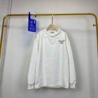 เสื้อกันหนาวลายจุดอาร์มานี่เสื้อกันหนาวของผู้ชายคนใหม่ฤดูใบไม้ร่วงเสื้อแฟชั่นนกอินทรีบินเสื้อ Kaus Berkerah Merah จิตวิญญาณสังคมปกเสื้อเข้ากับทุกชุด