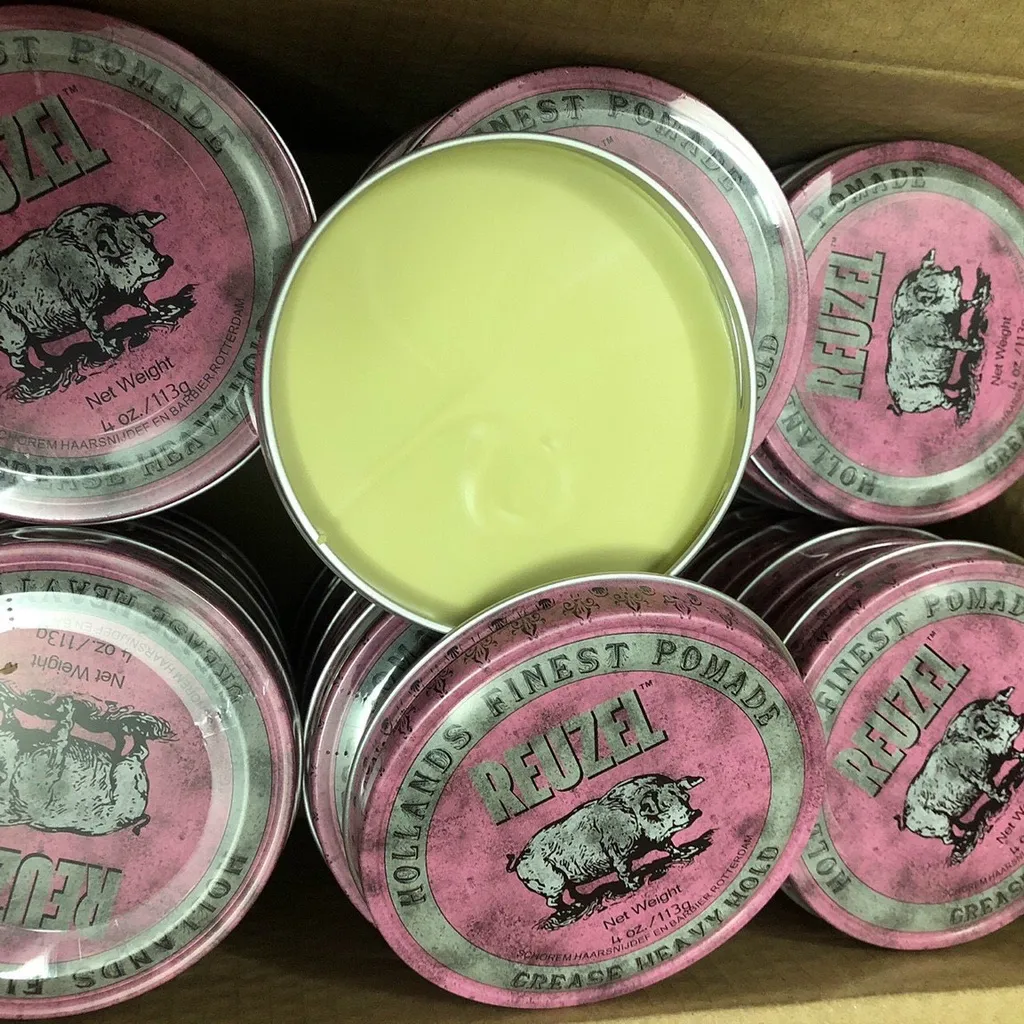 Sáp vuốt tóc Reuzel Grease Heavy Hold Pomade Lợn Hồng: Sản phẩm sáp vuốt tóc Reuzel Grease Heavy Hold Pomade Lợn Hồng được đánh giá là một trong những sáp vuốt tóc chất lượng nhất thị trường. Với độ cứng và giữ nếp tuyệt vời giúp tóc của bạn luôn giữ được dáng cùng sự quyến rũ. Hãy xem các hình ảnh với sáp vuốt tóc Reuzel Grease Heavy Hold Pomade Lợn Hồng để thấy sự khác biệt!