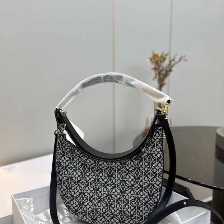 Loewe's Explosive Portable Crescent Bag Is Practical And Beautiful Low ...