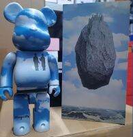 ท้องฟ้าสีฟ้าและเมฆสีขาว Rene Magritte Pyrenees โต๊ะเครื่องประดับคอลเลกชันตุ๊กตา28 Bearbrick สูง400%