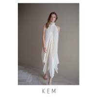 Kemissara Ruffle Neck Bow Open Back Dress - Satin Cream เดรสพลีตผู้หญิงไหล่ลํ้าสีครีม Ruffleที่คอ เดรสผ้าพริ้ว เดรสเปล่อยสบาย