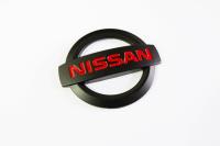 แผ่นป้ายโลโก้ NISSAN พลาสติกสีดำตัวหนังสือสีแดง ขนาด 9.0X7.5 cm ติดตั้งด้วยเทปกาวสองหน้าด้านหลัง จัดส่งเร็วสินค้าดี จบในร้านเดียว**จัดส่งไว